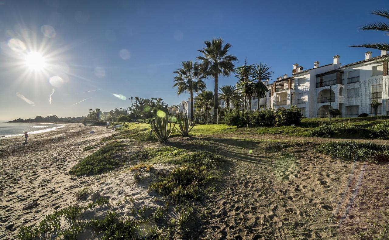 Hb - Comfortable Beachfront Holiday Apartment Estepona Exteriör bild