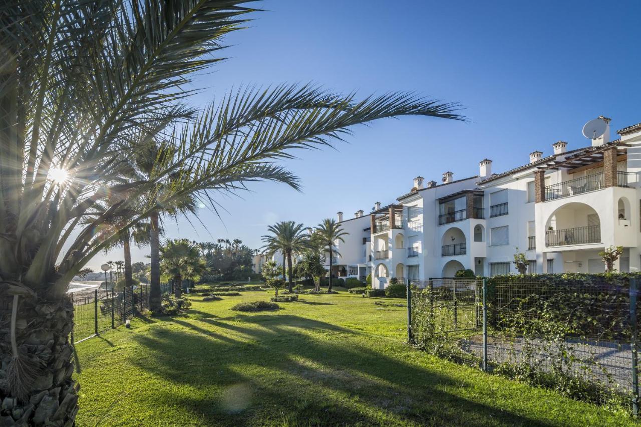 Hb - Comfortable Beachfront Holiday Apartment Estepona Exteriör bild