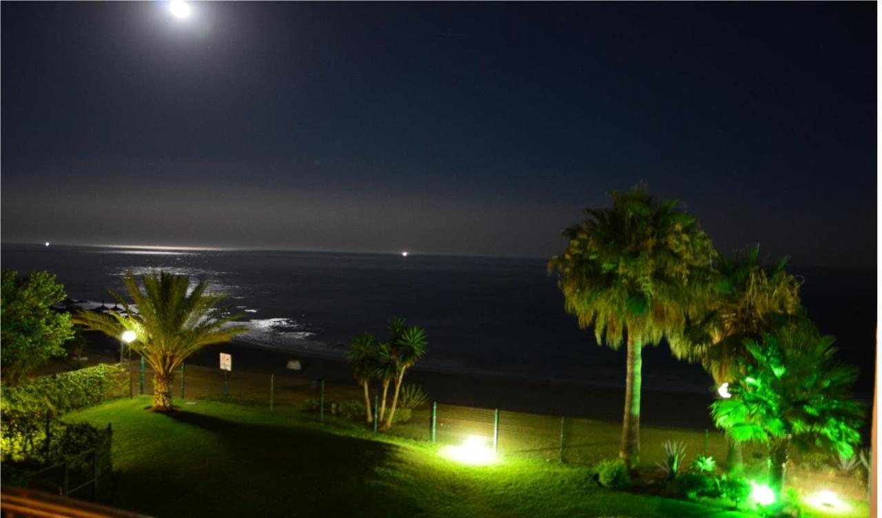 Hb - Comfortable Beachfront Holiday Apartment Estepona Exteriör bild