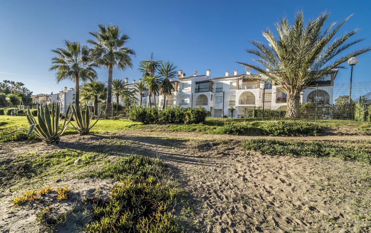 Hb - Comfortable Beachfront Holiday Apartment Estepona Exteriör bild